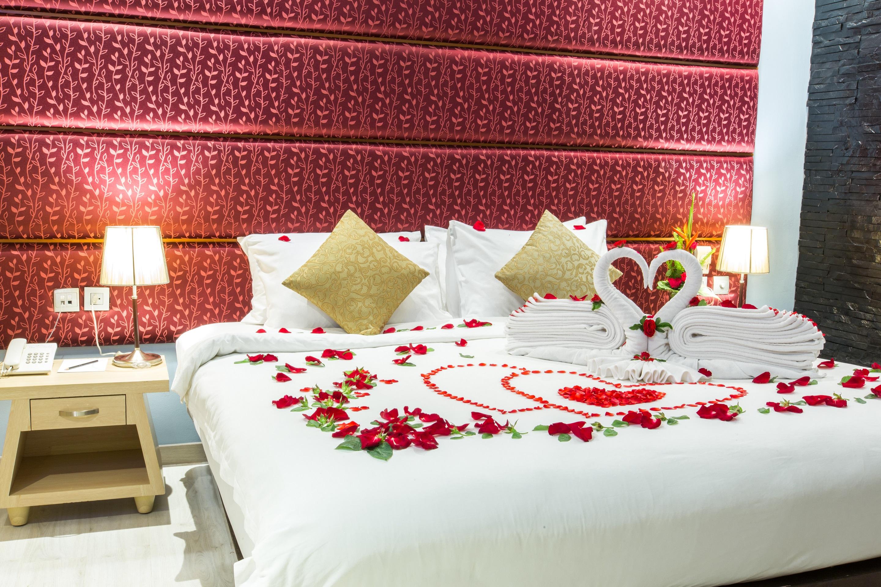 Indochine Resort And Villas - Sha Extra Plus Patong Exterior foto A bed decorated with rose petals